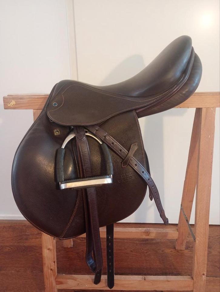Stubben portos elite Spring zadel 17 inch, Dieren en Toebehoren, Paarden en Pony's | Zadels, Zo goed als nieuw, Springen, Ophalen