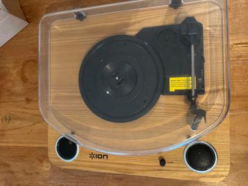 ION Max LP Platenspeler met ingebouwde speakers – houtlook beschikbaar voor biedingen
