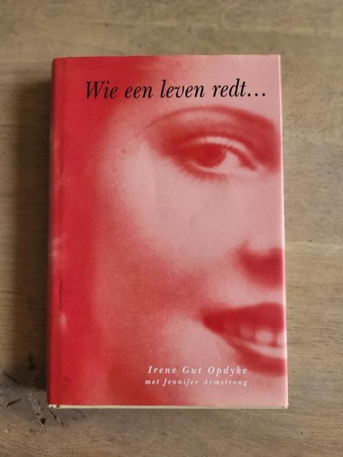 roman Wie een leven redt - Irene gut - opdyke WOII hardcover, Boeken, Romans, Gelezen, Nederland, Ophalen of Verzenden