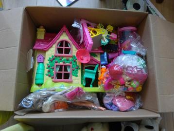 Poppenhuisje, Baby Screts en barbies  beschikbaar voor biedingen