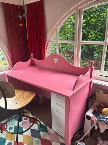 Kinder bureau beschikbaar voor biedingen