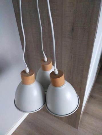 Hanglamp met 3 stalen kappen en hout beschikbaar voor biedingen