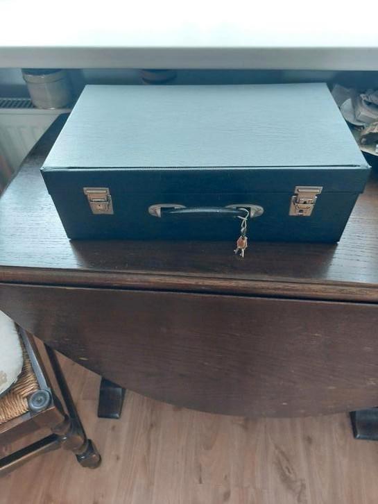 Opbergkoffer voor documenten of muziekcassattes., Huis en Inrichting, Woonaccessoires | Overige, Zo goed als nieuw, Ophalen of Verzenden