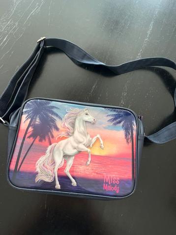 Miss Melody Schoudertas beschikbaar voor biedingen