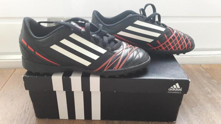 NOOIT GEBRUIKT Voetbalschoenen Adidas, maat 35, Sport en Fitness, Voetbal, Schoenen, Maat XS of kleiner, Ophalen of Verzenden