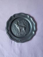 Tinnen bord met reliëf van een hert, Antiek en Kunst, Antiek | Tin, Ophalen of Verzenden