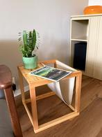 Kubus bijzettafel met tijdschrifthouder, Huis en Inrichting, Tafels | Bijzettafels, Ophalen, Zo goed als nieuw, Minder dan 55 cm