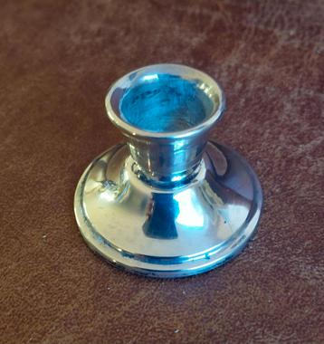 Zilver kandelaar, gekeurd met een zwaardje in perfecte staat beschikbaar voor biedingen