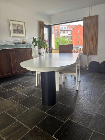 Uitschuifbare ovale eettafel beschikbaar voor biedingen
