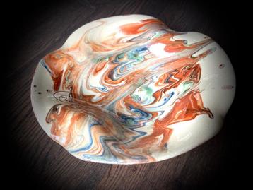 Aardewerk Bord golvende rand gesigneerd vintage kleur antiek beschikbaar voor biedingen
