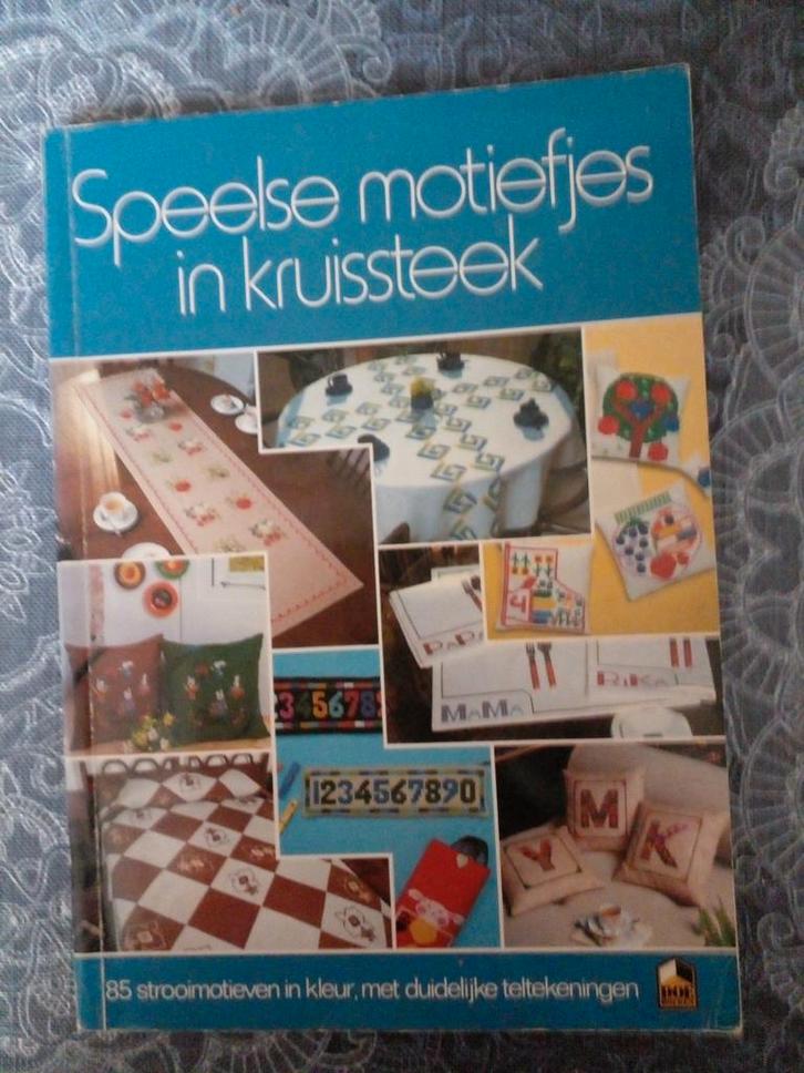 Speelse Motiefjes in Kruissteek - Borduurboek, Hobby en Vrije tijd, Borduren en Borduurmachines, Gebruikt, Patroon, Handborduren