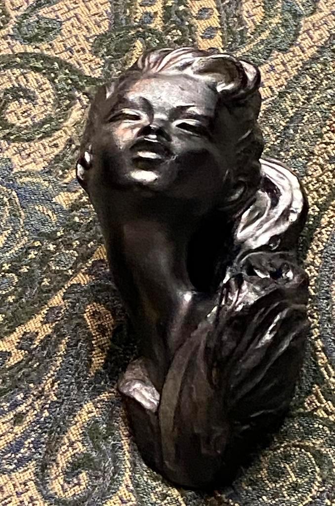 Verfijnde vrouwenbuste, wandsculptuur, gips, zwart, 15 cm, Antiek en Kunst, Kunst | Beelden en Houtsnijwerken, Ophalen of Verzenden