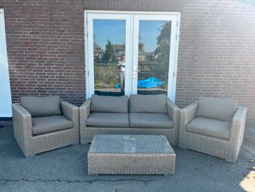 Loungeset met bank, twee stoelen en tafel beschikbaar voor biedingen
