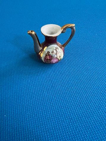 20ste eeuws beeldje van een koffiekan beschikbaar voor biedingen