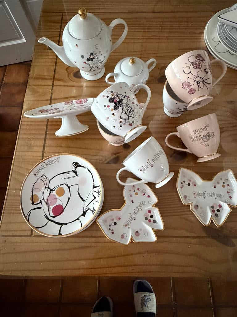 Minnie Parisienne thee servies, Ophalen
