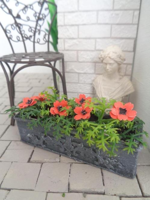 Balkon bak met mooie bloemen....Poppenhuis 1:12... (Nr F9)*, Verzamelen, Poppenhuizen en Toebehoren, Nieuw, Poppenhuis, Ophalen of Verzenden