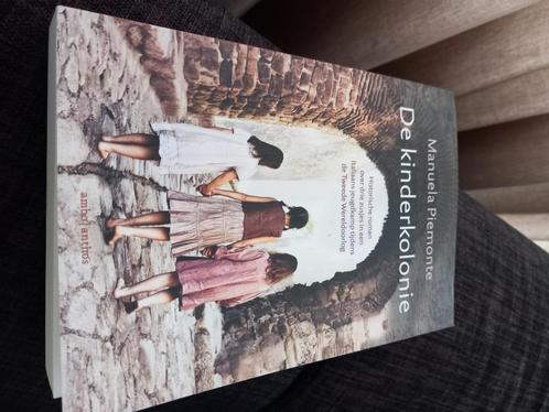 De kinderkolonie - Manuela Piemonte, Boeken, Romans, Zo goed als nieuw, Europa overig, Ophalen of Verzenden