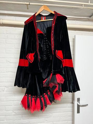 Carnavalskleding - Zwart/Rood beschikbaar voor biedingen