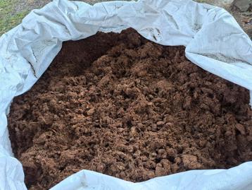 Potgrond of aardbeiengrond met voeding beschikbaar voor biedingen