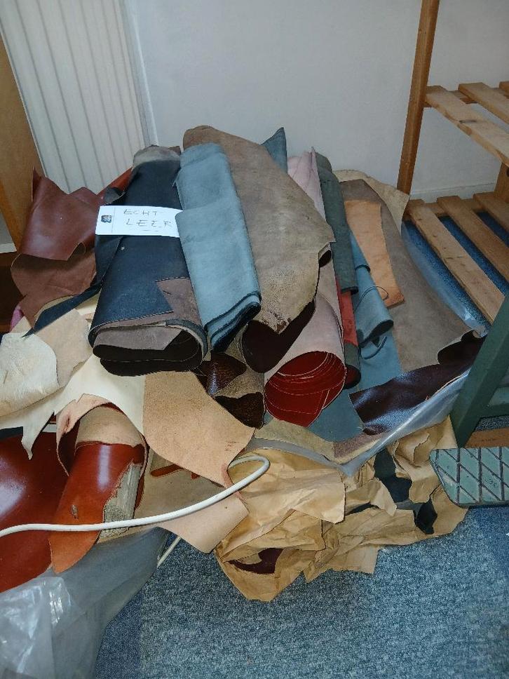 Diverse lappen echt leer en een doosje met restjes leer, Hobby en Vrije tijd, Stoffen en Lappen, Zo goed als nieuw, Leer of Kunstleer