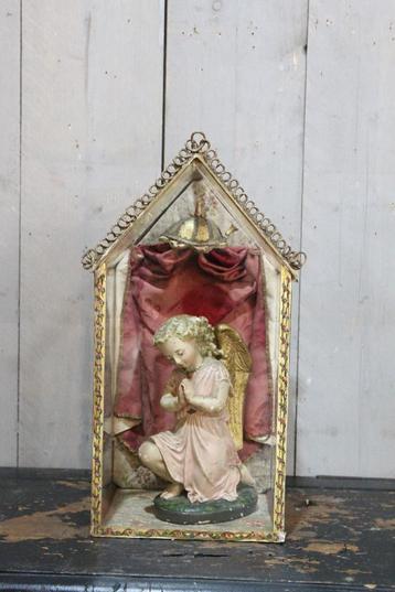 Uniek klein glazen kapelletje. beschikbaar voor biedingen