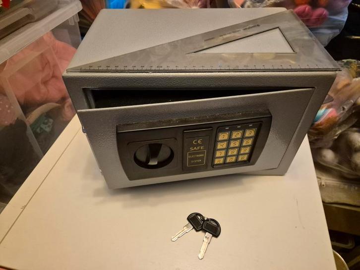 Brandkast met sleutels en code, Huis en Inrichting, Brandblussers en Brandkasten, Zo goed als nieuw, Brandkast, Ophalen
