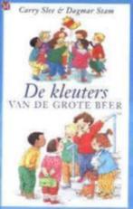 In 'De kleuters van de Grote Beer' van Carry Slee volgen we, Ophalen of Verzenden, Zo goed als nieuw