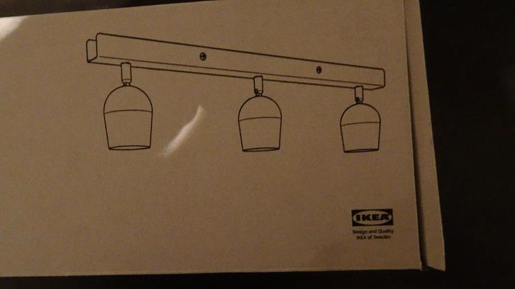 NIEUW in de doos, Plafondspot met 3 spots, aluminiumkleur., Huis en Inrichting, Lampen | Spots, Nieuw, Plafondspot of Wandspot