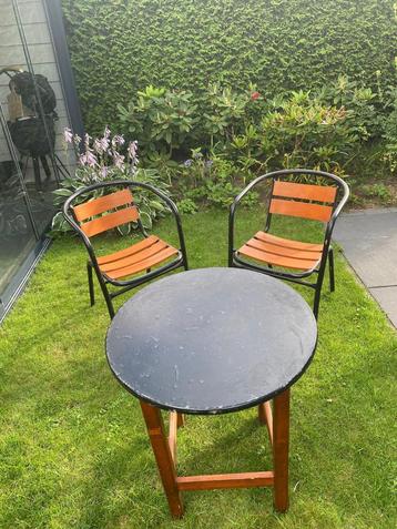 8 stoelen en 2 ronde tafels