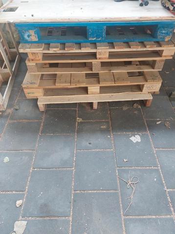 oude pallets beschikbaar voor biedingen