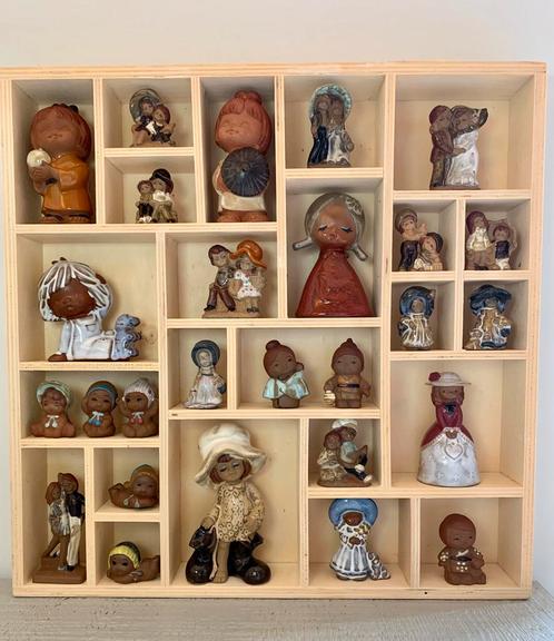 Gevulde letterbak met 27 retro beeldjes kinderen jaren ‘70, Huis en Inrichting, Woonaccessoires | Wanddecoraties, Nieuw, Ophalen of Verzenden