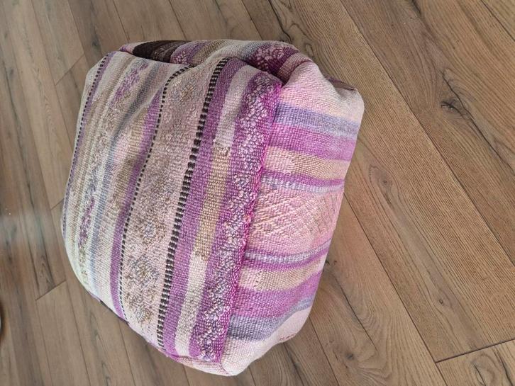 Handgemaakte Traditionele vierkante poef, Huis en Inrichting, Stoffering | Tapijten en Kleden, Zo goed als nieuw, 50 tot 100 cm