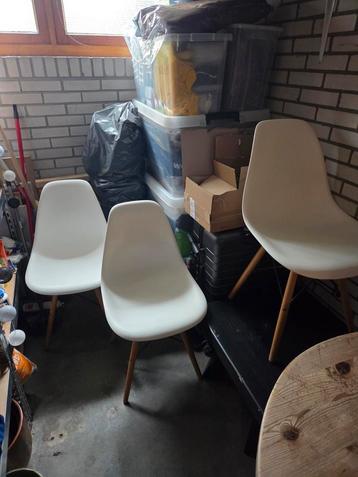 3 witte kuipstoelen beschikbaar voor biedingen