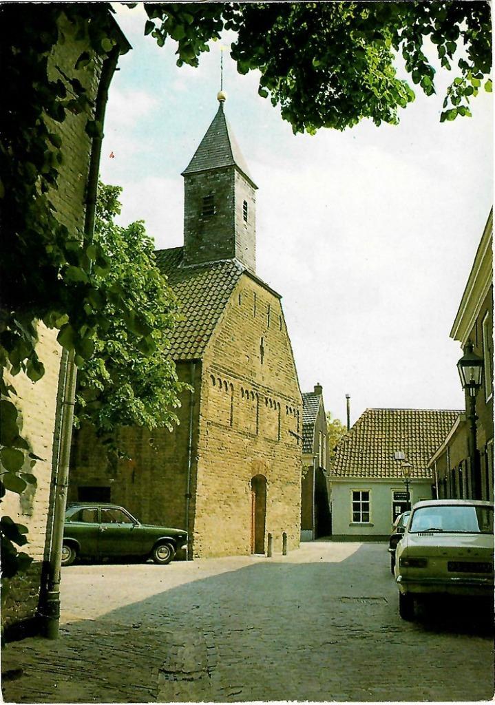 AK Oirschot NH kerk Ford Escort Opel Manta, Verzamelen, Ansichtkaarten | Nederland, Ongelopen, Noord-Brabant, 1960 tot 1980, Ophalen of Verzenden