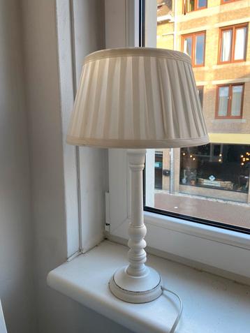 Wit tafel lampje beschikbaar voor biedingen