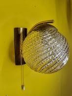 Wandlamp met glazenbol en messing armatuur, jaren 70, Huis en Inrichting, Lampen | Wandlampen, Gebruikt, Vintage, Ophalen of Verzenden