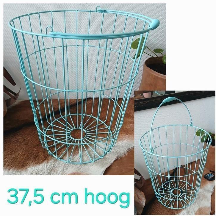 Draadmand blauw ijzer 37,5 cm hoog - blauwe draad mand rond, Huis en Inrichting, Woonaccessoires | Schalen en Manden, Zo goed als nieuw