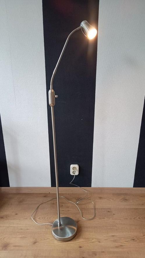 Zilverkleurige staande dimbare leeslamp Vandeheg, Huis en Inrichting, Lampen | Vloerlampen, Gebruikt, 100 tot 150 cm, Metaal, Ophalen