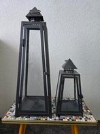 Zwarte metalen lantaarns - set van 2, Huis en Inrichting, Woonaccessoires | Kandelaars en Kaarsen, Ophalen, 50 tot 75 cm, Zwart
