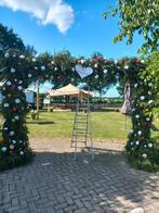 Bruiloftdecoratie - kunstbloemen en witte roosjes, Ophalen, Gebruikt
