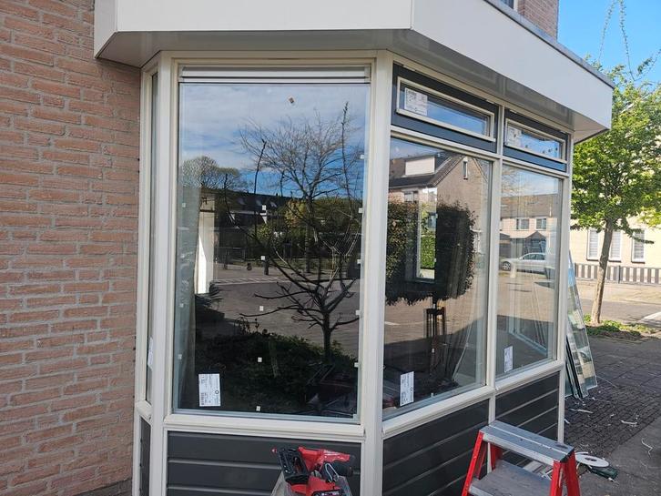 Glaszetter, Diensten en Vakmensen, Glaszetters, Enkel of Dubbel glas, Geslepen glas of Spiegels, 24-uursservice, Garantie