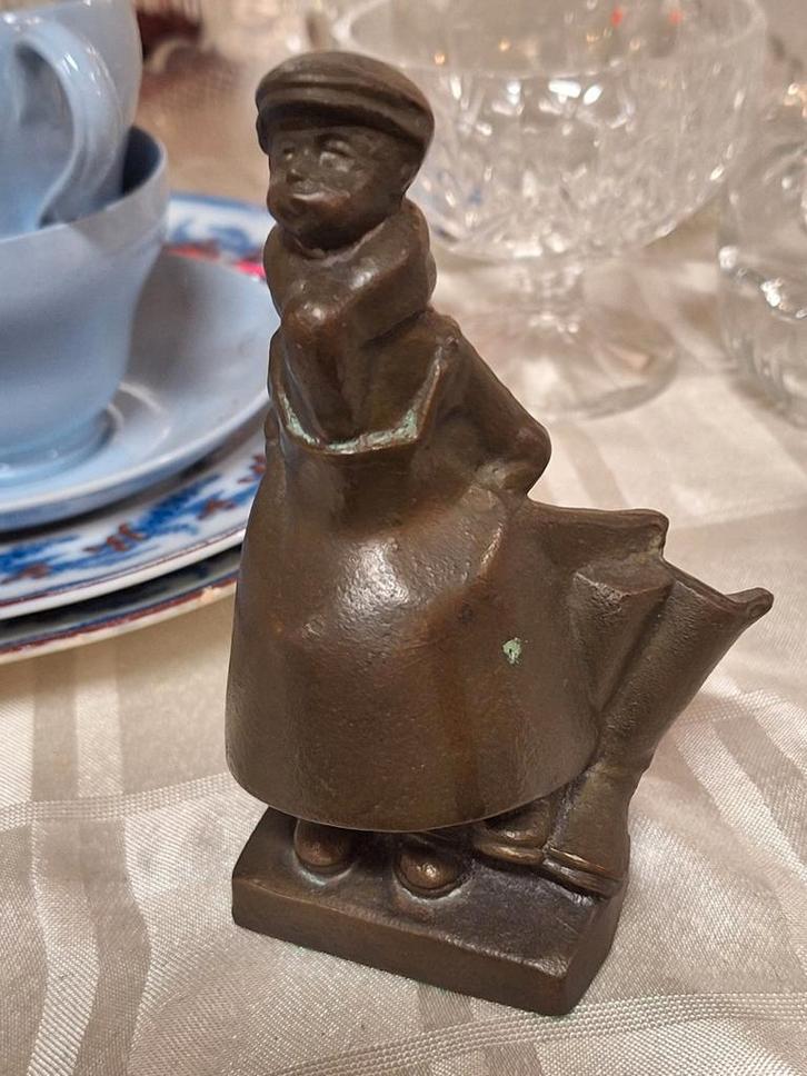 Bronzen beeldje schoenmakersjongen - D. Brux, Antiek en Kunst, Kunst | Beelden en Houtsnijwerken, Ophalen of Verzenden
