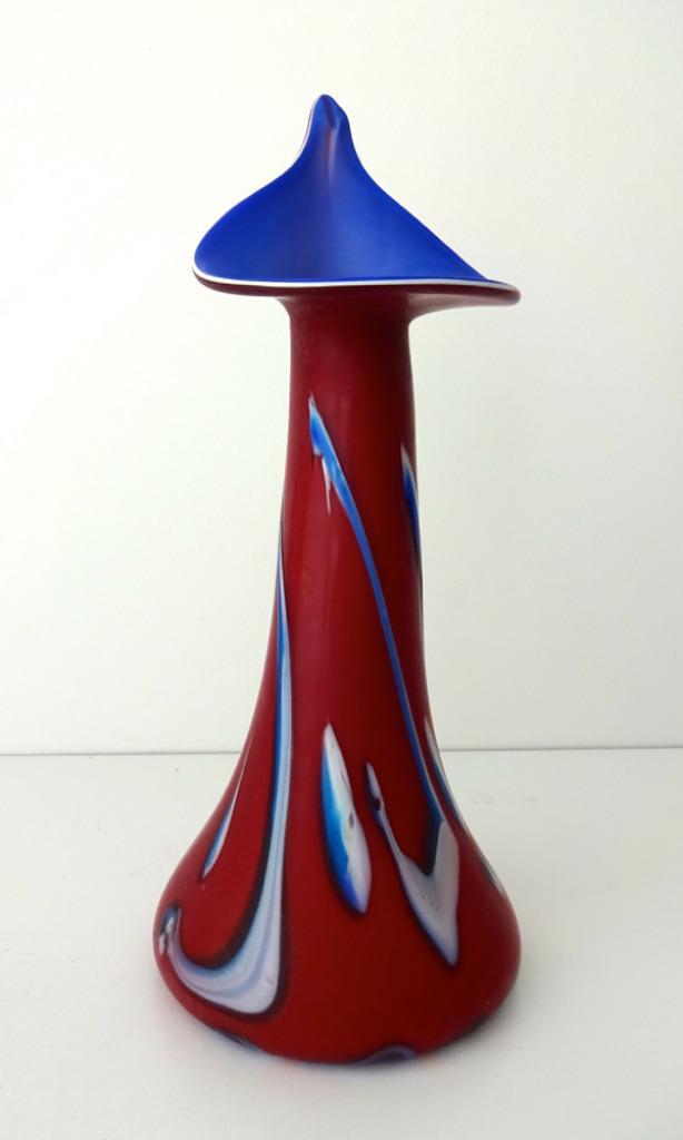 Glazen vaas rood met blauw en wit vorm van aronskelk 3710-g, Antiek en Kunst, Antiek | Glas en Kristal, Ophalen of Verzenden