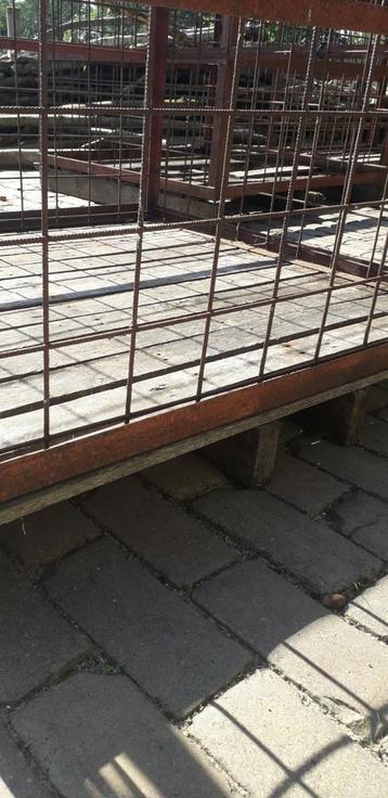 5 stalen kratten 1 m3 beschikbaar voor biedingen