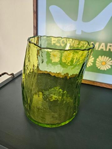Vintage Groene Glazen Vaas met Golvende Rand beschikbaar voor biedingen