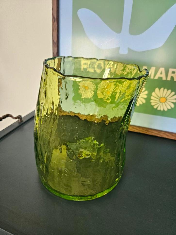 Vintage Groene Glazen Vaas met Golvende Rand, Antiek en Kunst, Antiek | Vazen, Ophalen of Verzenden