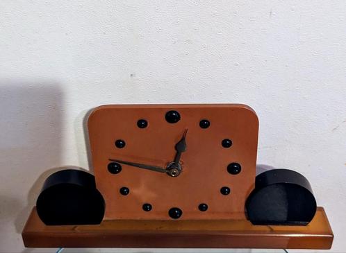 Zeldzaam oud klokje van kunsthars met moderne Herble uurwerk, Antiek en Kunst, Antiek | Klokken, Ophalen of Verzenden