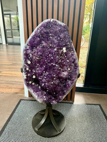 MUSEUMSTUK - Donker Paarse Amethist op design sokkel - 31kg beschikbaar voor biedingen