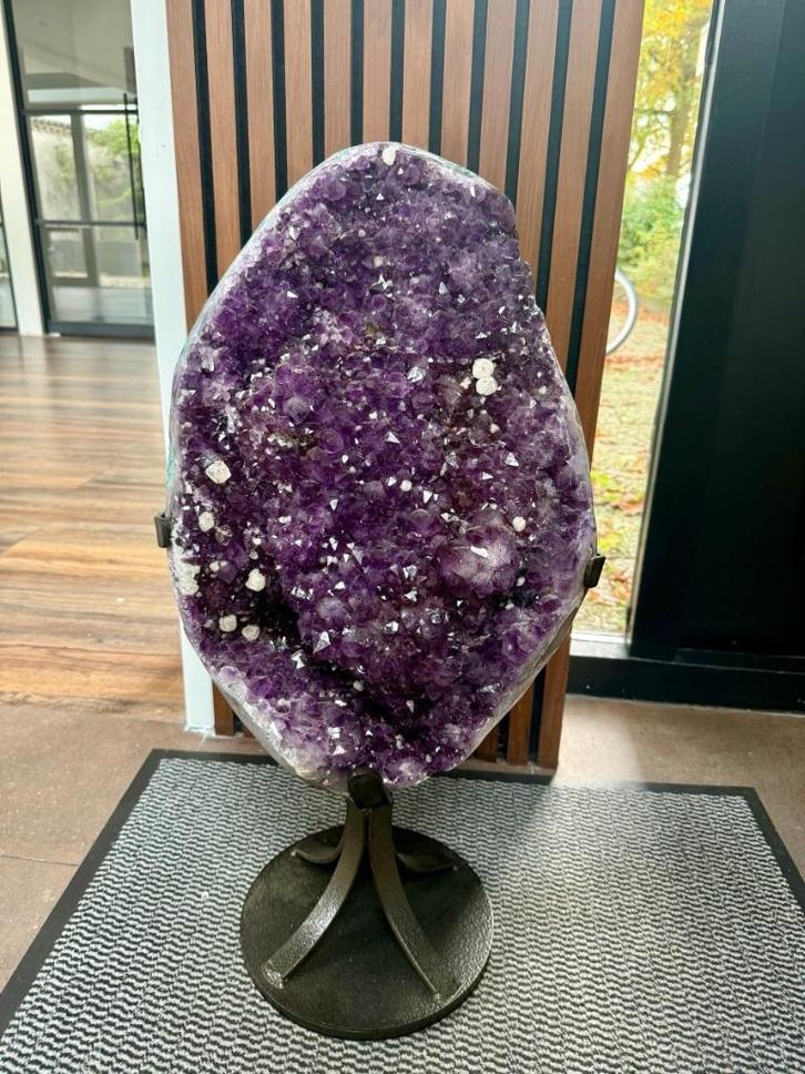 MUSEUMSTUK - Donker Paarse Amethist op design sokkel - 31kg, Verzamelen, Mineralen en Fossielen, Mineraal, Ophalen