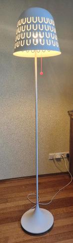 IKEA decoratieve vloerlamp, model G1301, PS2014, wit, Huis en Inrichting, Lampen | Vloerlampen, Ophalen, Zo goed als nieuw, Metaal